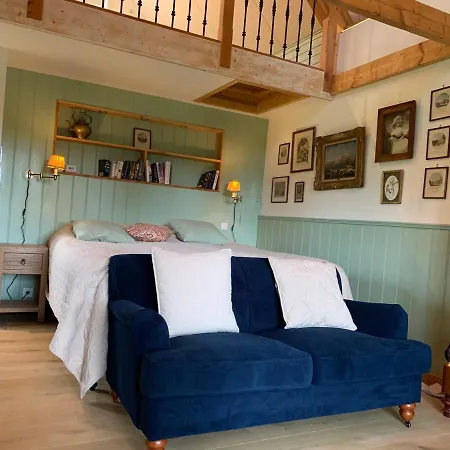 Lovely Warm Country Willa *