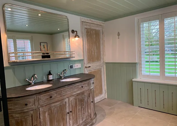 Lovely Warm Country فيلة *